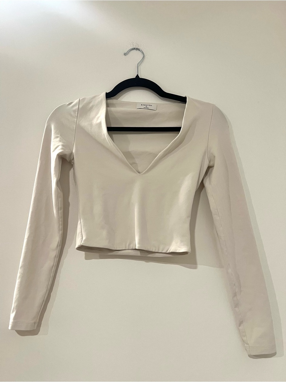 Babaton Cream V-Neck Long-Sleeve Crop Top